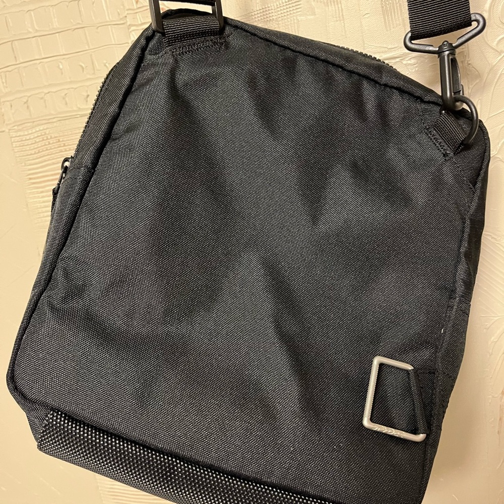 Like new black Spyder messenger cross body iPad nylon bag adjustable strap - Picture 8 of 15